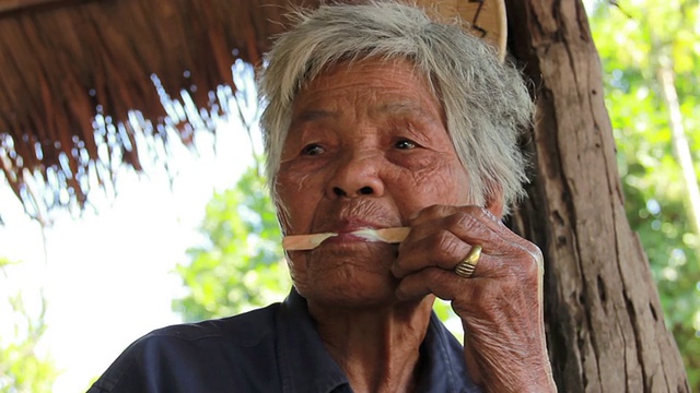 吃冰淇淋的亚洲老妇人。视频素材