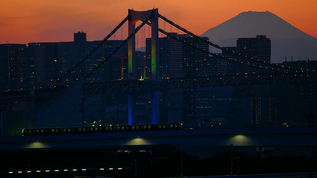 彩虹桥亮了起来，富士大道上有一列火车经过视频下载