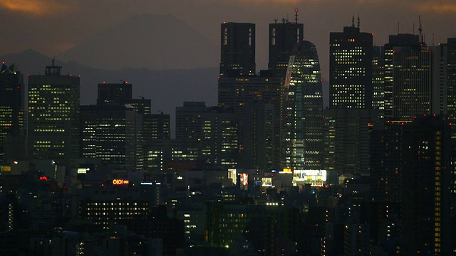 走近富士M号和新宿的建筑就会亮起来视频素材