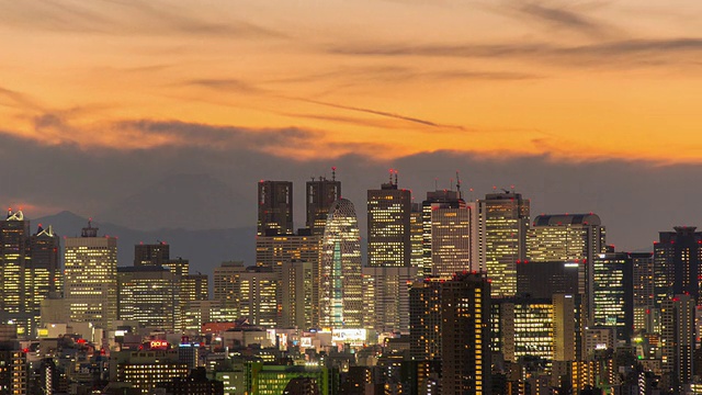 富士大厦和新宿大厦从日落到灯光的时间流逝视频素材