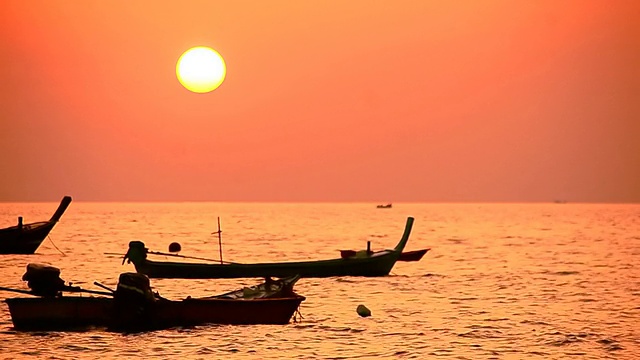 日落海滩上的渔船视频素材