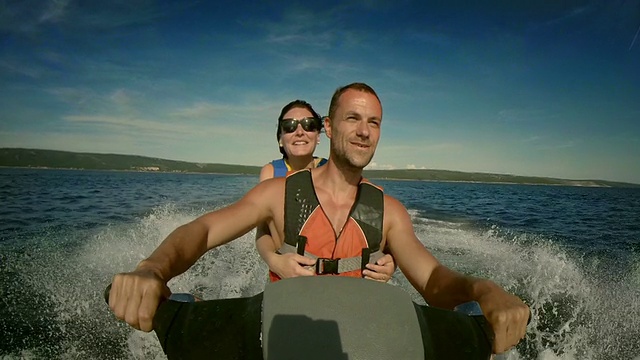 喷气式船上的一对快乐的夫妇视频下载