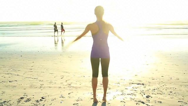 日落时海滩上的美女视频素材