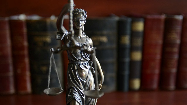 法律概念形象与正义尺度与法律书籍视频素材