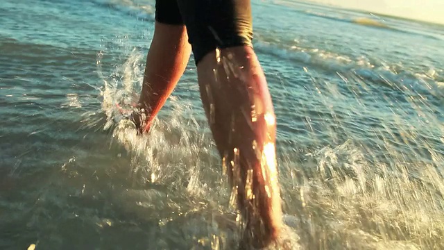日落时分在海滩上锻炼的女人视频素材