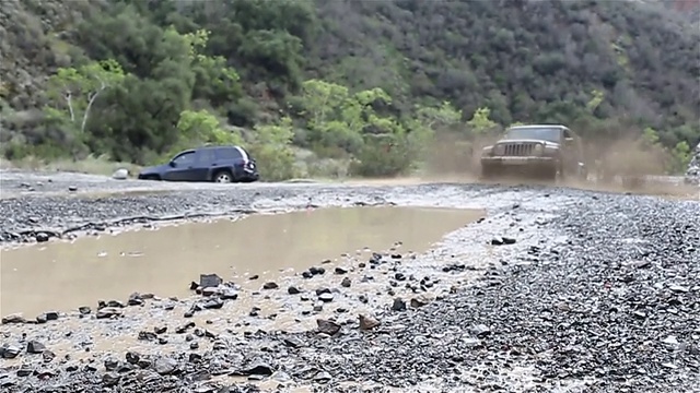 吉普车溅入泥浆视频素材