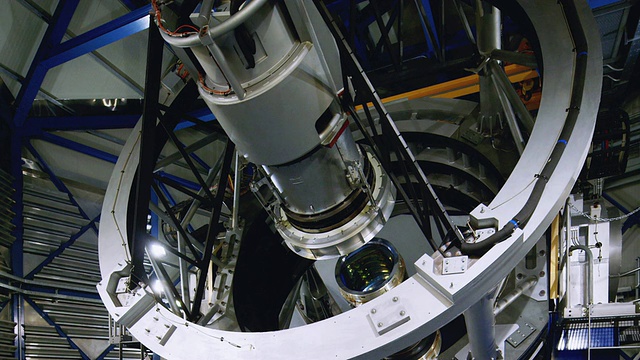 在帕拉纳天文台/智利的VLT望远镜之一的正面视图视频素材