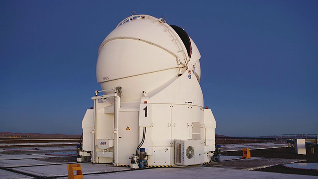 T/L, MS在智利帕拉纳天文台开放的辅助望远镜之一视频下载