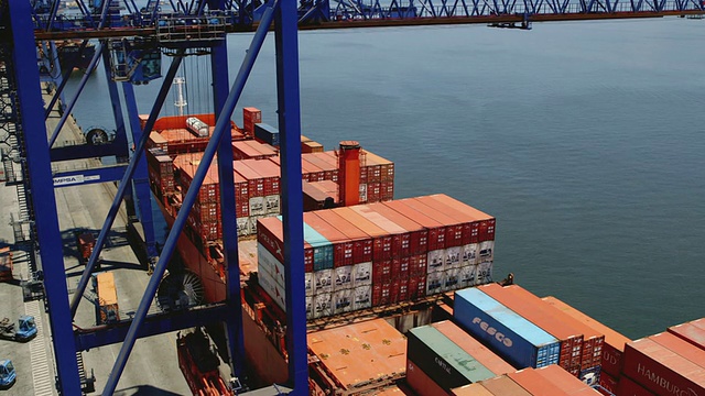 MS, HA Shipping集装箱正从一艘货船上卸下/巴拉那瓦，巴西视频素材
