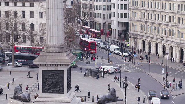 英国伦敦特拉法加广场周围的交通状况。视频下载