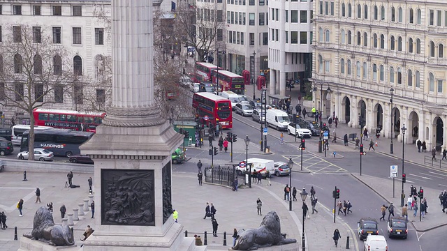 英国伦敦特拉法加广场周围的交通状况。视频素材