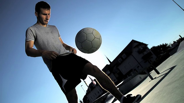 高清超级慢动作:年轻男子耍足球视频素材