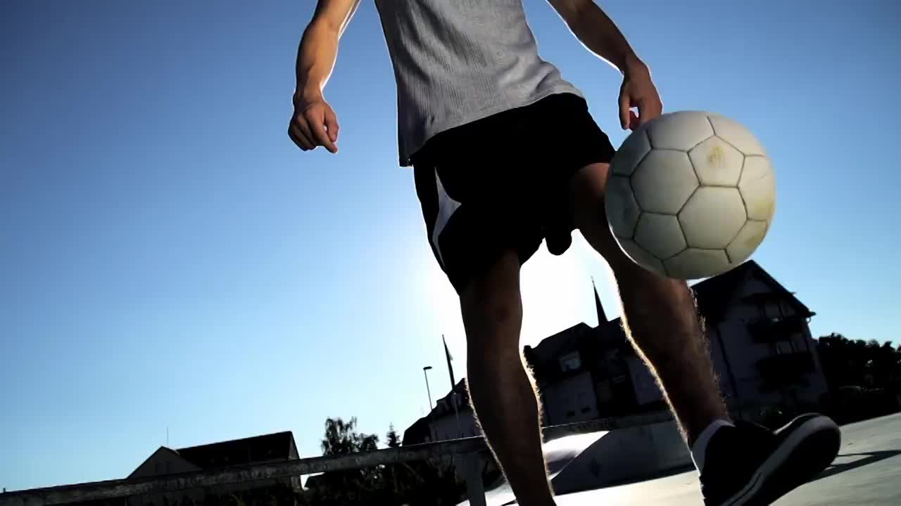 高清超级慢动作:年轻人耍球视频素材