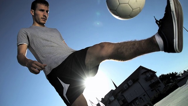 高清超级慢动作:男人耍球视频素材