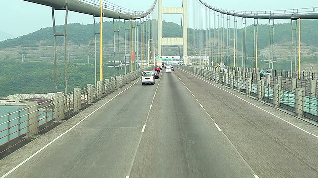 车辆在香港标志性的青马桥上行驶。视频下载