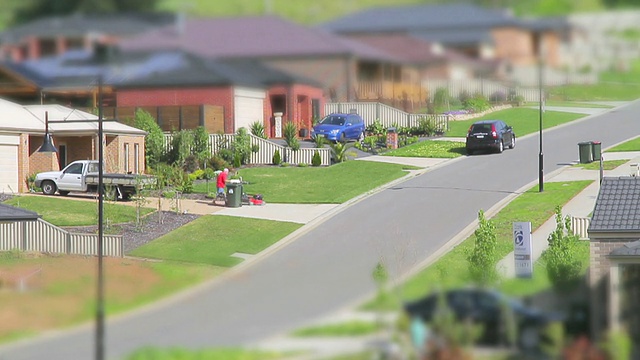 MS T/L Man正在修剪他的房子的草坪，在郊区/ Warragul，澳大利亚维多利亚州视频下载
