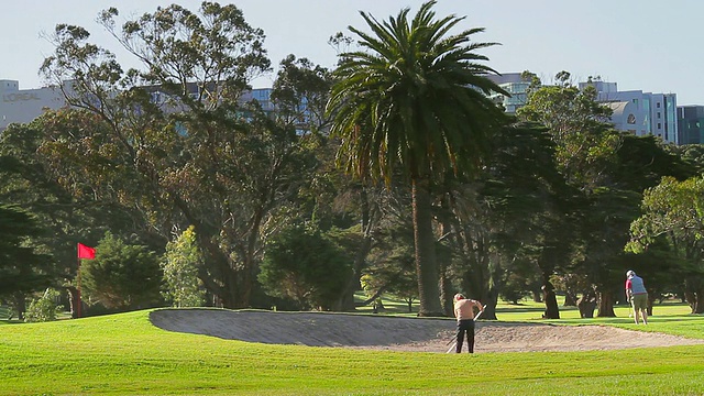 WS高尔夫球手在阿尔伯特公园/墨尔本，维多利亚，澳大利亚打沙坑到果岭视频素材