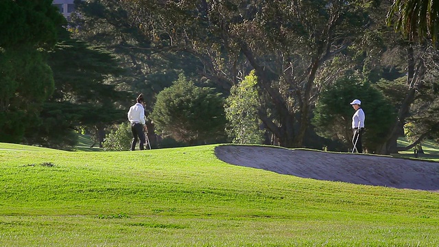 WS高尔夫球手在澳大利亚维多利亚州阿尔伯特公园/墨尔本的果岭视频素材