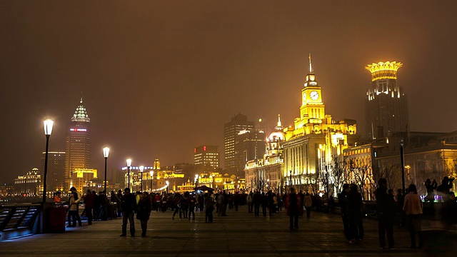 行人走在上海外滩大街上，时光流逝。视频素材