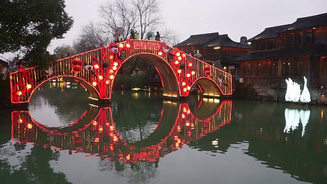 黄昏时分，乌镇水乡装饰中式古桥视频下载