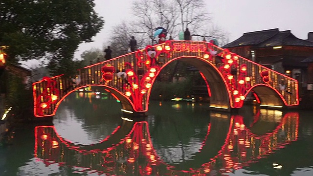 黄昏时分，乌镇水乡装饰中式古桥视频下载