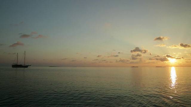 日落时平静海面上的游艇视频素材