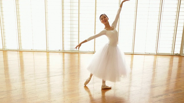 芭蕾舞女演员跳舞和跳舞。视频下载