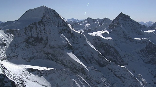 从直升机上鸟瞰山脉和山谷视频素材