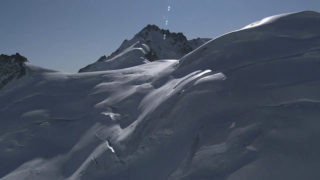从直升机上鸟瞰山脉和山谷视频素材