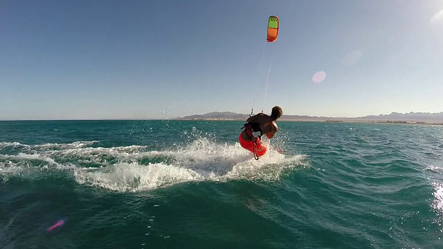 一个年轻人在埃及风筝冲浪的视频。-慢镜头-拍摄于非洲埃及的索马湾视频下载