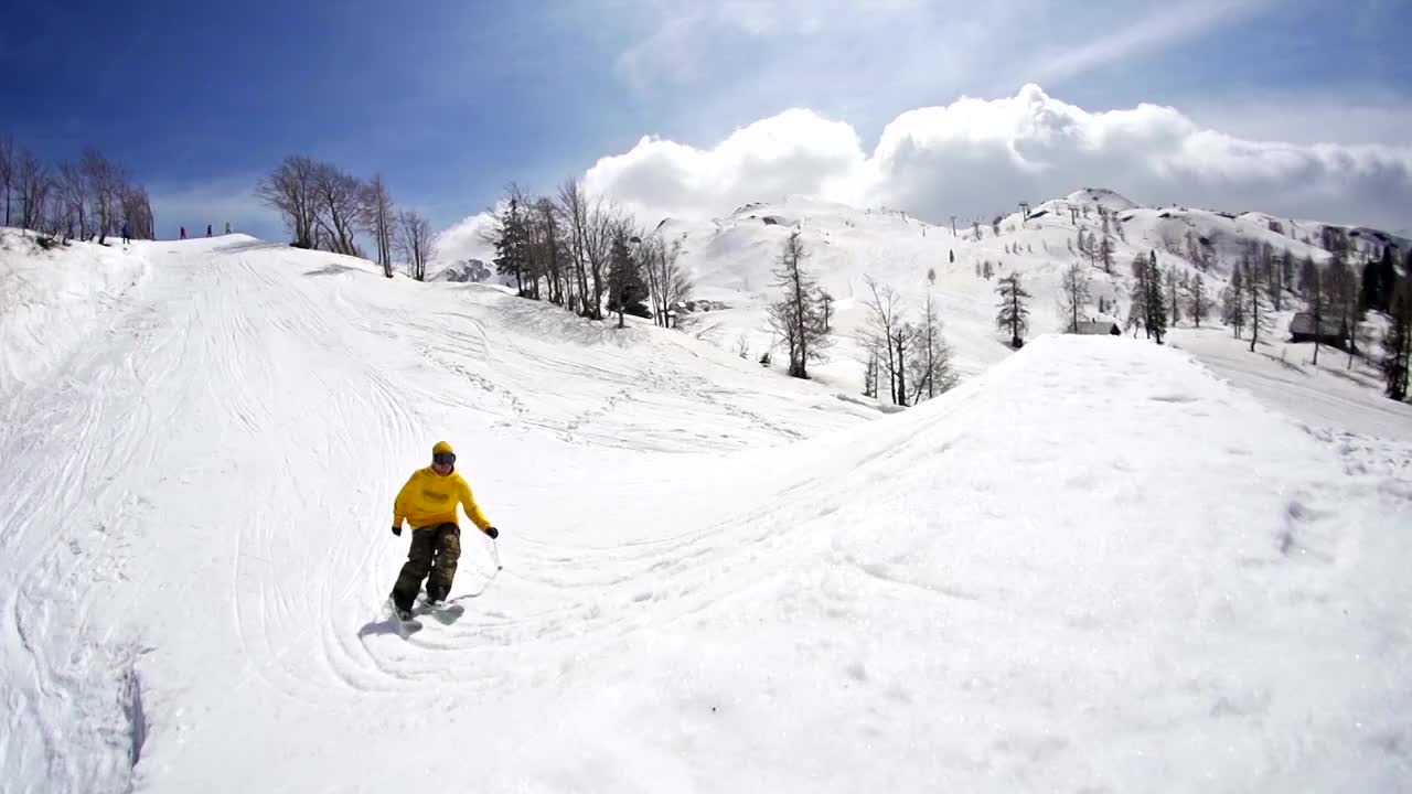 自由式滑雪者表演特技跳跃视频素材