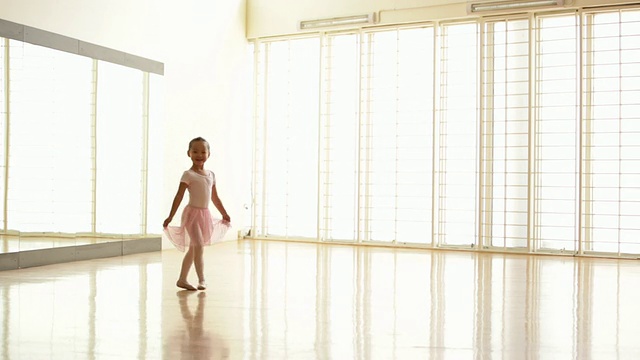 年轻的芭蕾舞演员在芭蕾舞工作室跳舞。视频下载
