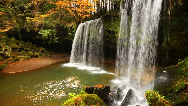 秋天，日本的Nabegataki瀑布视频素材