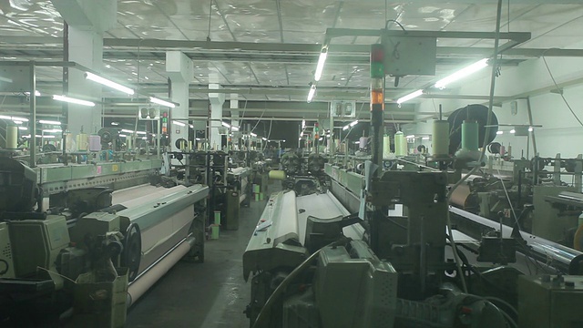中国纺织工厂内部和机器工作场景视频下载