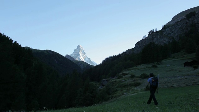 一个登山者正走向欧洲阿尔卑斯山脉的马特洪峰。视频素材