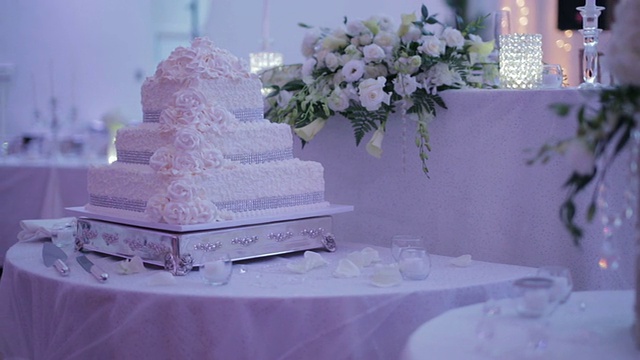 婚宴上装饰好的桌子上放着一盘结婚蛋糕视频下载