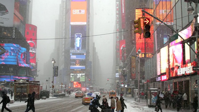 纽约时代广场上的交通奇观。视频素材