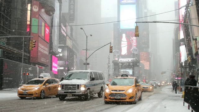 纽约时代广场上的交通奇观。视频下载