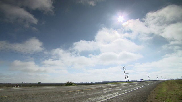 美国德克萨斯州奥斯丁市高速公路上过往车辆的照片视频素材