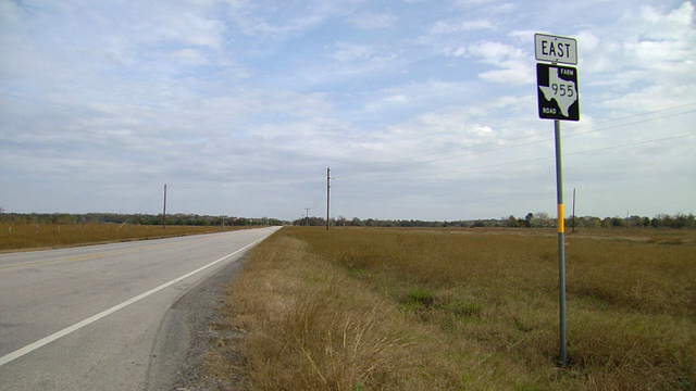 美国德克萨斯州奥斯汀高速公路附近的蓝天对面的MS标牌视频素材