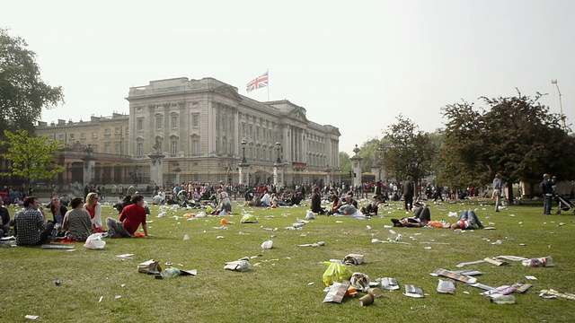 英国伦敦，在白金汉宫外的草坪上野餐，皇室婚礼即将结束，到处都是垃圾视频素材