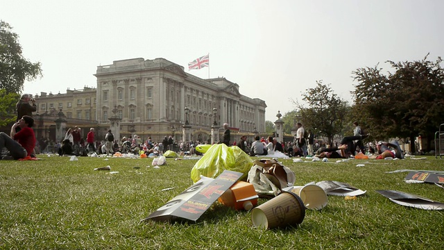 在英国伦敦的白金汉宫前，婚礼结束后留下的垃圾视频素材