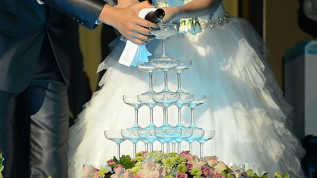 新娘和新郎在婚礼上倒香槟视频素材