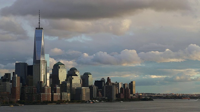 世界贸易中心和横跨哈德逊河的曼哈顿市中心，纽约，曼哈顿，美国视频素材