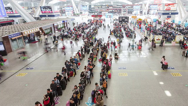 中国广州高铁站的乘客视频素材