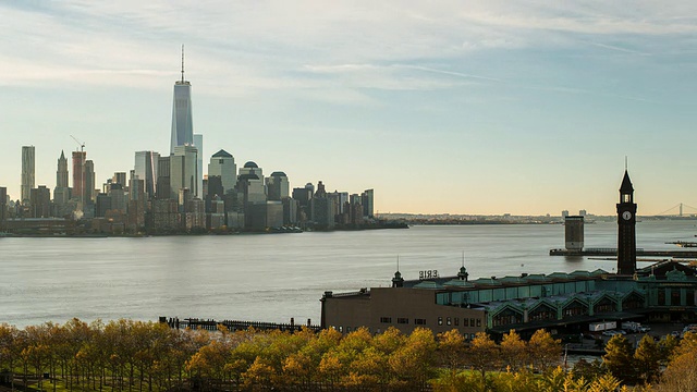 世界贸易中心一号和曼哈顿下城穿过哈德逊河的时间流逝，纽约，曼哈顿，美国视频素材