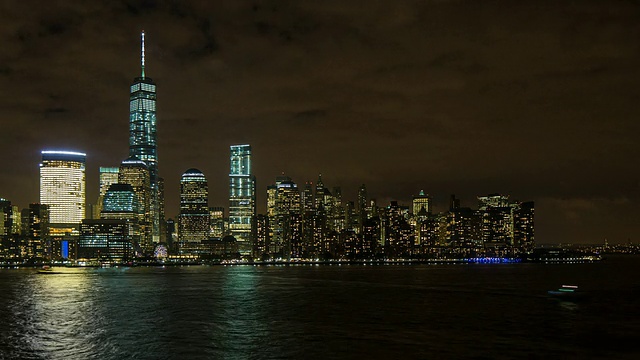 从白天到夜晚，世界贸易中心一号大楼和曼哈顿下城穿过哈德逊河，美国纽约，曼哈顿视频素材