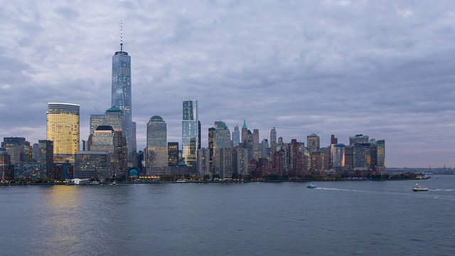 世界贸易中心一号和曼哈顿下城的时间流逝，穿过哈德逊河，美国纽约，曼哈顿视频素材