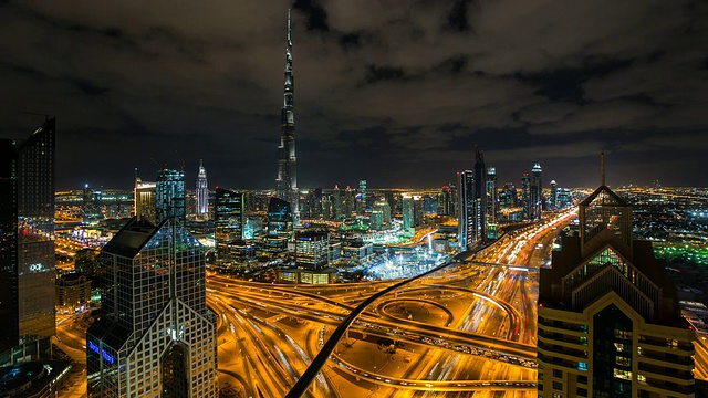 迪拜哈利法塔，俯瞰Sheikh Zayed路和金融中心路交汇处，迪拜市中心，阿联酋视频素材