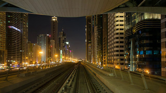 POV时光流逝，乘坐现代无人驾驶的迪拜高架地铁系统，行驶在阿联酋迪拜谢赫扎耶德路上视频下载